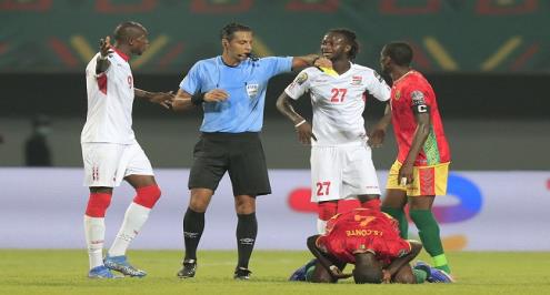 تقارير مغربية تهاجم الحكم أمين عمر قبل مواجهة الوداد بدوري الأبطال